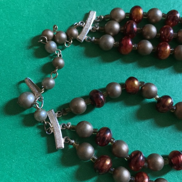 Vintage faux brown pearls and gold tone triple strand 14-16” choker necklace - Picture 4 of 4